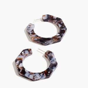 A new twist on our best-selling tortoiseshell acetate hoops these geometric stat